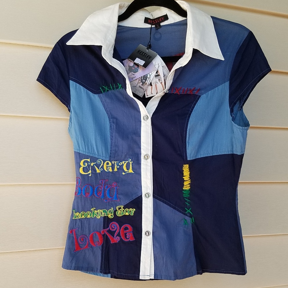 Kessley Graffic Blouse embroidered on the front